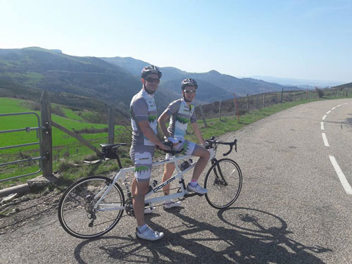 Pratique de vélo tandem avec un guide